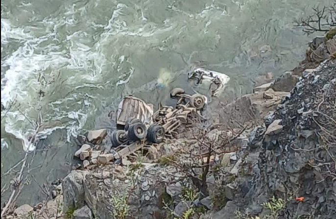 CAMIÓN MINERO CAE AL RÍO PACHACHACA Y MUERE CONDUCTOR EN TRÁGICO ACCIDENTE